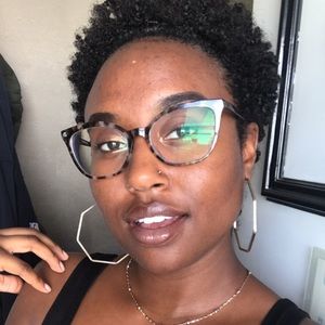 Meet your Posher, Adia